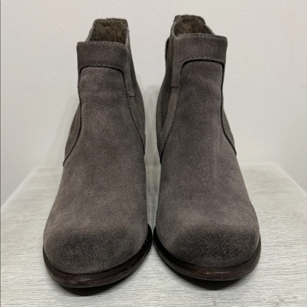 UGG Cobie ll Size 9 Chelsea Charcoal Suede Ankle Booties